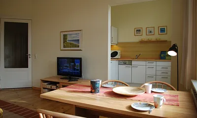 Blick auf den Essplatz und zur Küche