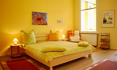 Blick in den Schlafraum mit Loggia und Meerblick