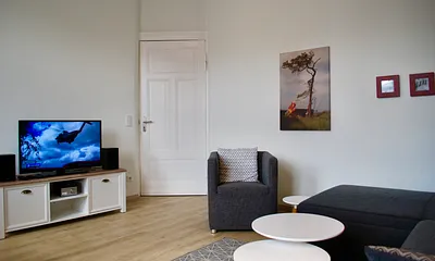 Blick aus der Küche in den Wohnraum