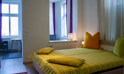 Blick in den Schlafraum mit Loggia und Meerblick