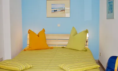 Blick auf das Doppelbett