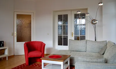 Blick aus der Küche in den Wohnraum