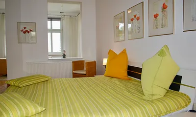 Blick in den Schlafraum mit Loggia und Meerblick