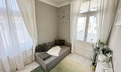 Wohnbereich mit ausziehbarer Couch