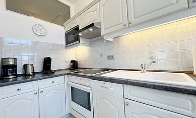 Küchenzeile mit diversen Küchenutensilien