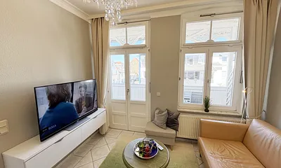 gemütlicher Wohnbereich mit Smart-TV