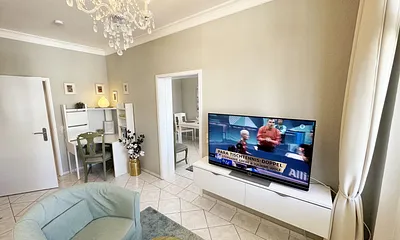 gemütlicher Wohnbereich mit Smart-TV