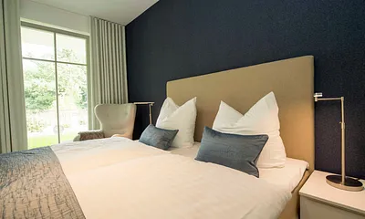 Schlafzimmer mit bequemen Doppelbett mit 4 Gang-Bonell-Federkern Matratzen (1,80 m x 2,00 m), Kleiderschrank, Nachttischablagen, Safe, Wecker und Verdunklungsmöglichkeit