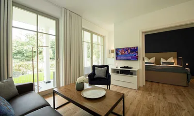 Wohnzimmer mit gemütlicher Couch, Flachbild-LED-TV und Blu-Ray-Player