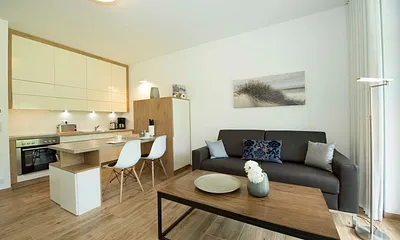 Wohnzimmer mit gemütlicher Couch, Flachbild-LED-TV und Blu-Ray-Player