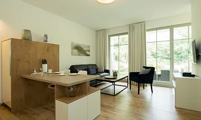 Einbauküche mit Geschirrspüler, Kühlschrank mit Eisfach, Backofen, 4 Zonen-Cerankochfeld, Mikrowelle, Kaffeemaschine, Toaster, Wasserkocher, Mixer und diversen Küchenutensilien