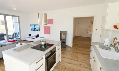 vollwertig ausgestattet Küche mit Geschirrspüler, Kühlschrank, Gefrierschrank, Backofen, 4 Zonen-Cerankochfeld, Mikrowelle, Kaffeemaschine, Nespresso- Maschine, Toaster, Wasserkocher & Mixer 