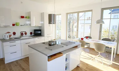 vollwertig ausgestattet Küche mit Geschirrspüler, Kühlschrank, Gefrierschrank, Backofen, 4 Zonen-Cerankochfeld, Mikrowelle, Kaffeemaschine, Nespresso- Maschine, Toaster, Wasserkocher & Mixer 