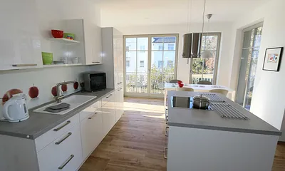 vollwertig ausgestattet Küche mit Geschirrspüler, Kühlschrank, Gefrierschrank, Backofen, 4 Zonen-Cerankochfeld, Mikrowelle, Kaffeemaschine, Nespresso- Maschine, Toaster, Wasserkocher & Mixer 