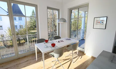 großer Esstisch lädt zum gemeinsamen Essen ein