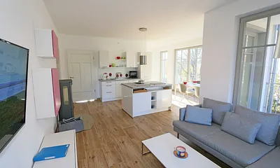 Wohnzimmer mit Couchecke, Flachbild-Smart-TV, Blu- Ray- Player, Stereoanlage mit Anschlussmöglichkeit für Android-oder I-Phone via Bluetooth sowie DAB Radio und Internetanschluss (WLAN) 