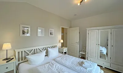 Schlafzimmer mit Kleiderschrank