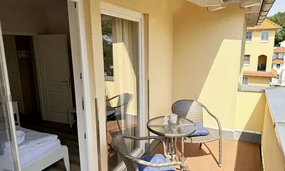 Blick vom Balkon in das Schlafzimmer