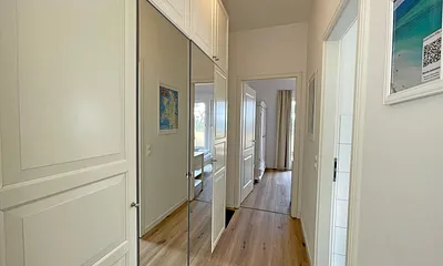 Flur mit großem Schrank