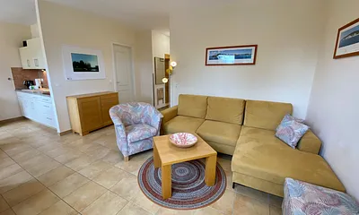 Wohnbereich mit Eckcouch, Couchtisch, Sessel, LCD-TV und ein Radio mit CD-Player