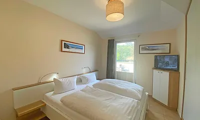 Schlafzimmer mit Doppelbett (1,80 m x 2,00 m), Kaltschaummatratzen, großer Kleiderschrank, Ablagemöglichkeiten, LCD-TV und Sideboard