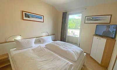 Schlafzimmer mit Doppelbett (1,80 m x 2,00 m), Kaltschaummatratzen, großer Kleiderschrank, Ablagemöglichkeiten, LCD-TV und Sideboard