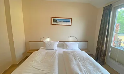 Schlafzimmer mit Doppelbett (1,80 m x 2,00 m), Kaltschaummatratzen, großer Kleiderschrank, Ablagemöglichkeiten, LCD-TV und Sideboard