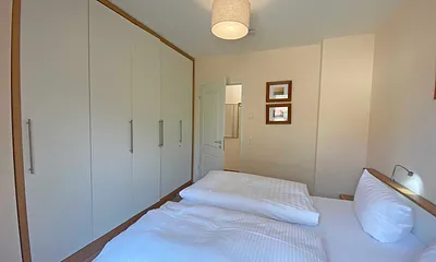 Schlafzimmer mit Doppelbett (1,80 m x 2,00 m), Kaltschaummatratzen, großer Kleiderschrank, Ablagemöglichkeiten, LCD-TV und Sideboard
