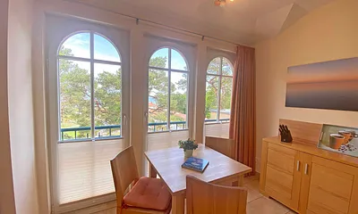 Esstisch mit Stühlen