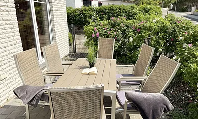 möblierte Süd-Terrasse (komplett eingezäunt) mit Kugelgrill und großem Ampelschirm sowie überdachter Ost-Terrasse