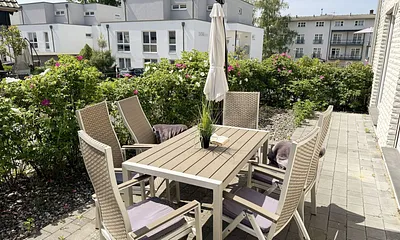 möblierte Süd-Terrasse (komplett eingezäunt) mit Kugelgrill und großem Ampelschirm sowie überdachter Ost-Terrasse