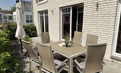 möblierte Süd-Terrasse (komplett eingezäunt) mit Kugelgrill und großem Ampelschirm sowie überdachter Ost-Terrasse