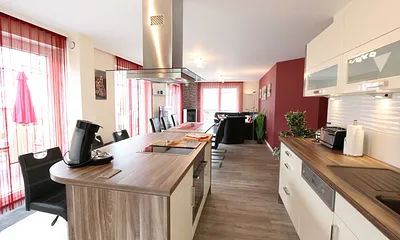 Inselküche mit Ceranfeld,Backofen,Geschirrspüler,Kühlschrank mit separaten Gefrierteil,Kaffeemaschine mit Warmhaltekanne,Senseo- Padautomat,Wasserkocher,Eierkocher,Toaster & Mikrowelle