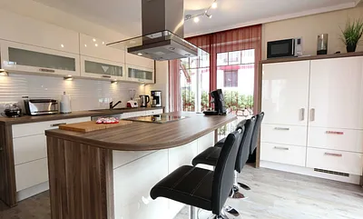 Inselküche mit Ceranfeld,Backofen,Geschirrspüler,Kühlschrank mit separaten Gefrierteil,Kaffeemaschine mit Warmhaltekanne,Senseo- Padautomat,Wasserkocher,Eierkocher,Toaster & Mikrowelle