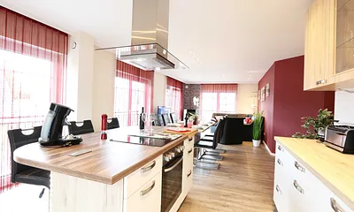 Inselküche mit Ceranfeld,Backofen,Geschirrspüler,Kühlschrank mit separaten Gefrierteil,Kaffeemaschine mit Warmhaltekanne,Senseo- Padautomat,Wasserkocher,Eierkocher,Toaster & Mikrowelle