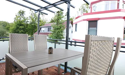 überdachter möbilierter Süd- Ost- Balkon mit Kugelgrill