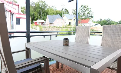 überdachter möbilierter Süd- Ost- Balkon mit Kugelgrill