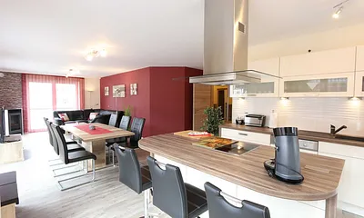 Inselküche mit Ceranfeld,Backofen,Geschirrspüler,Kühlschrank mit separaten Gefrierteil,Kaffeemaschine mit Warmhaltekanne,Senseo- Padautomat,Wasserkocher,Eierkocher,Toaster & Mikrowelle