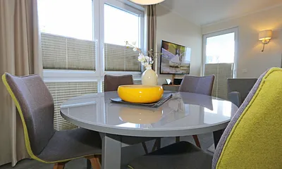 großzügiger Essbereich mit ausziehbarem Tisch