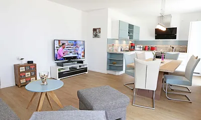 Wohnbereich mit Sitzecke,Couch ,Couchtisch,Leselampe,Smart-TV,DAB Radio,Heimkino mit LG 4K Laser Beamer und 100 Zoll Bilddiagonale,Quadral DTS 5.1 Soundsystem, Blu-Ray-Player,Hifi-Anlage mit Bluetooth