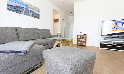 Wohnbereich mit Sitzecke,Couch ,Couchtisch,Leselampe,Smart-TV,DAB Radio,Heimkino mit LG 4K Laser Beamer und 100 Zoll Bilddiagonale,Quadral DTS 5.1 Soundsystem, Blu-Ray-Player,Hifi-Anlage mit Bluetooth