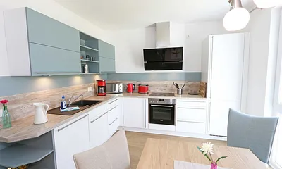 Küchenzeile mit Ceranfeld, Backofen, Geschirrspüler, Mikrowelle, Kühlschrank mit Gefrierfach, Kaffeemaschine, Senseo Padmaschine, Wasserkocher, Toaster und diversen Küchenutensilien