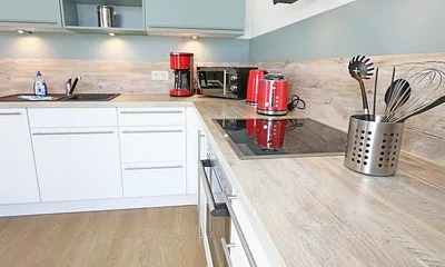 Küchenzeile mit Ceranfeld, Backofen, Geschirrspüler, Mikrowelle, Kühlschrank mit Gefrierfach, Kaffeemaschine, Senseo Padmaschine, Wasserkocher, Toaster und diversen Küchenutensilien