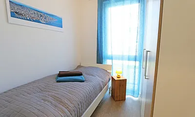 Schlafzimmer ein Einzelbett (0,90 m x 2,00 m), Nachttischablage und Kleiderschrank