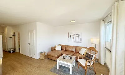 gemütlicher Wohnbereich mit Ledercouch