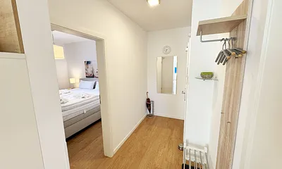 Blick vom Flur in das Schlafzimmer