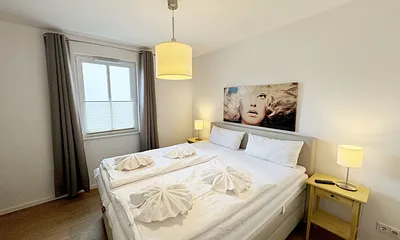 Schlafzimmer mit Doppelbett