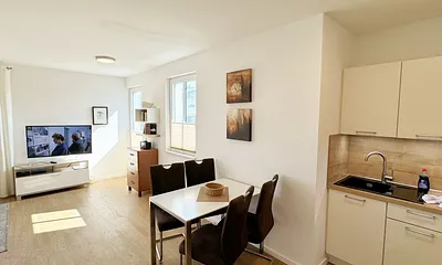 moderne Küchenzeile mit Essplatz