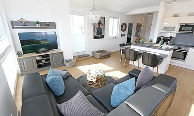 Wohnbereich mit einer modernen Ledercouch, Sideboard, Lowboard, Sony Full HD 55 Zoll Smart-TV mit Netflix-Abonnement und einer Yamaha Musikanlage mit DAB-Radio