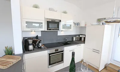 Einbauküche mit Induktionskochfeld, Geschirrspüler, Kühlschrank mit Gefrierkombination, Backofen, Mixer, Pürierstab,Mikrowelle,Waschtrockner,Kaffeemaschine,Tschibo Caffisimo-Kapselmaschine & Toaster